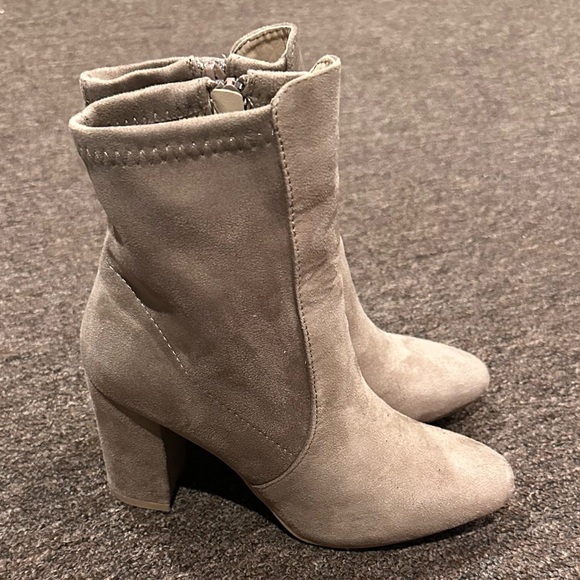 EUC Women's Sz 7 brown faux suede chunky heel boots shoes casual - Picture 6 of 6